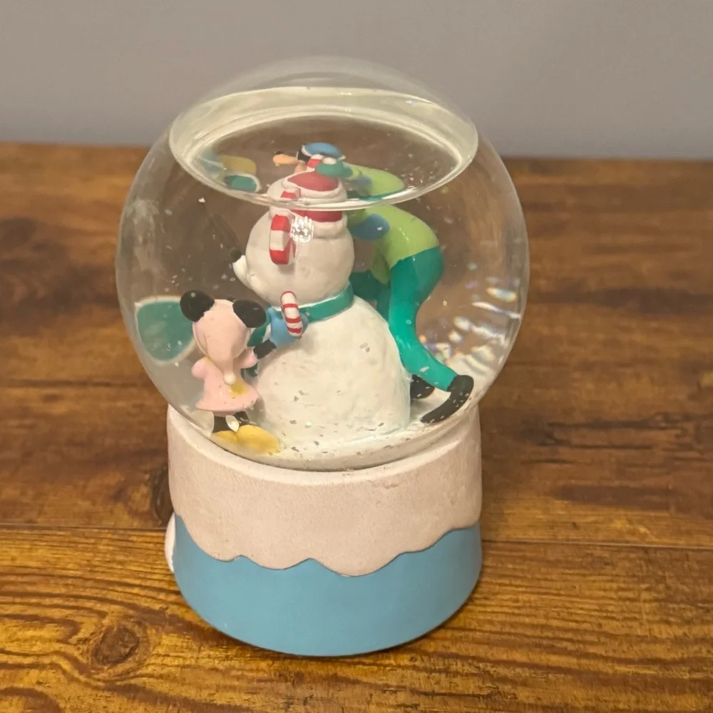Disney Hallmark Musical‎ Snow Globe Christmas Candy Goofy Minnie Donald Mickey